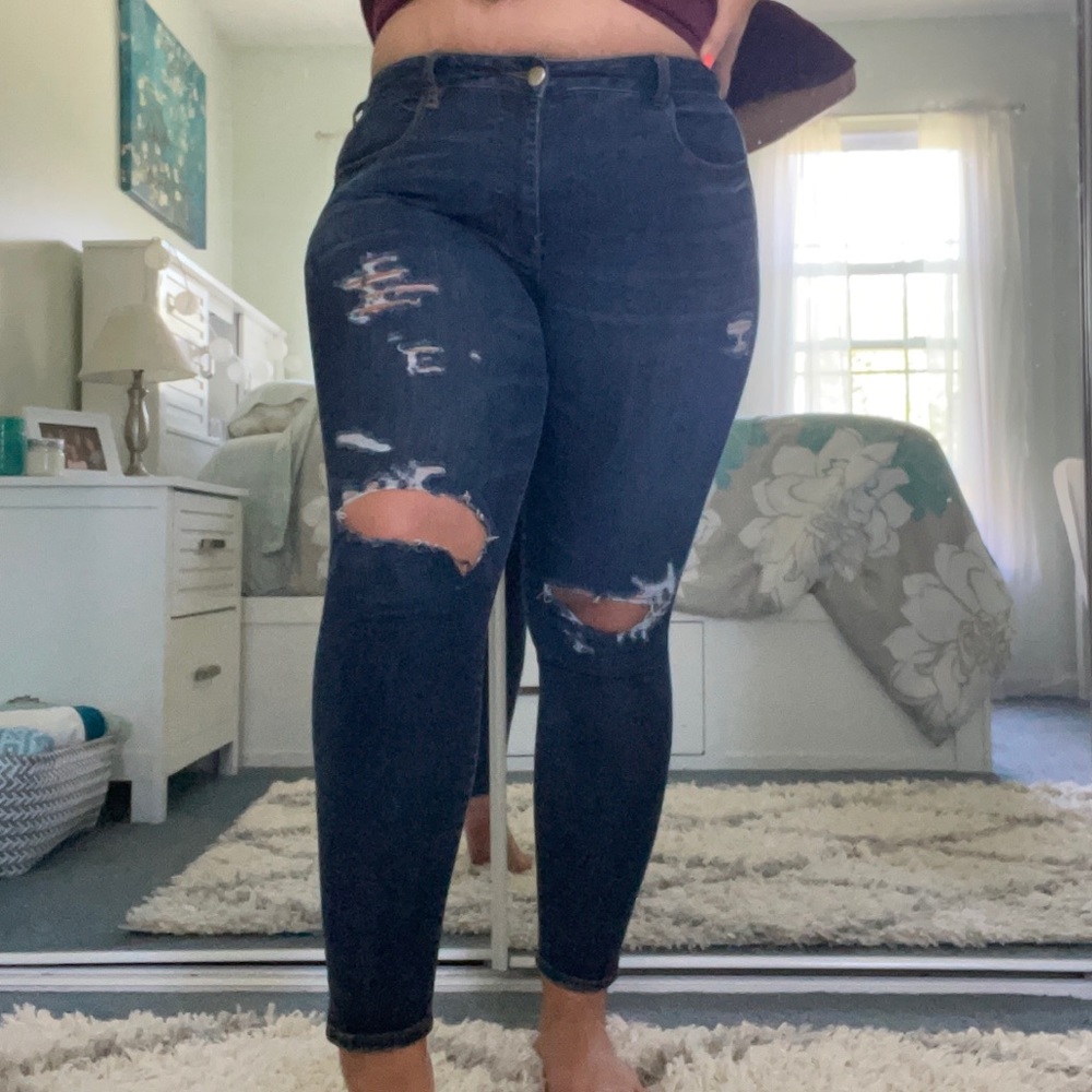 BARELY WORN distressed high rise jegging